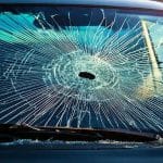 Comment éviter les dommages au pare-brise : Nos conseils pour prendre soin de votre vitrage